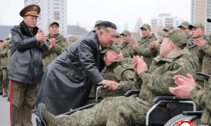 赴俄朝鲜工兵回国，金正恩：出色完成战斗任务，创造出惊人奇迹，向牺牲的9名战斗员追授共和国英雄称号、一级国旗勋章和一级战士荣誉勋章